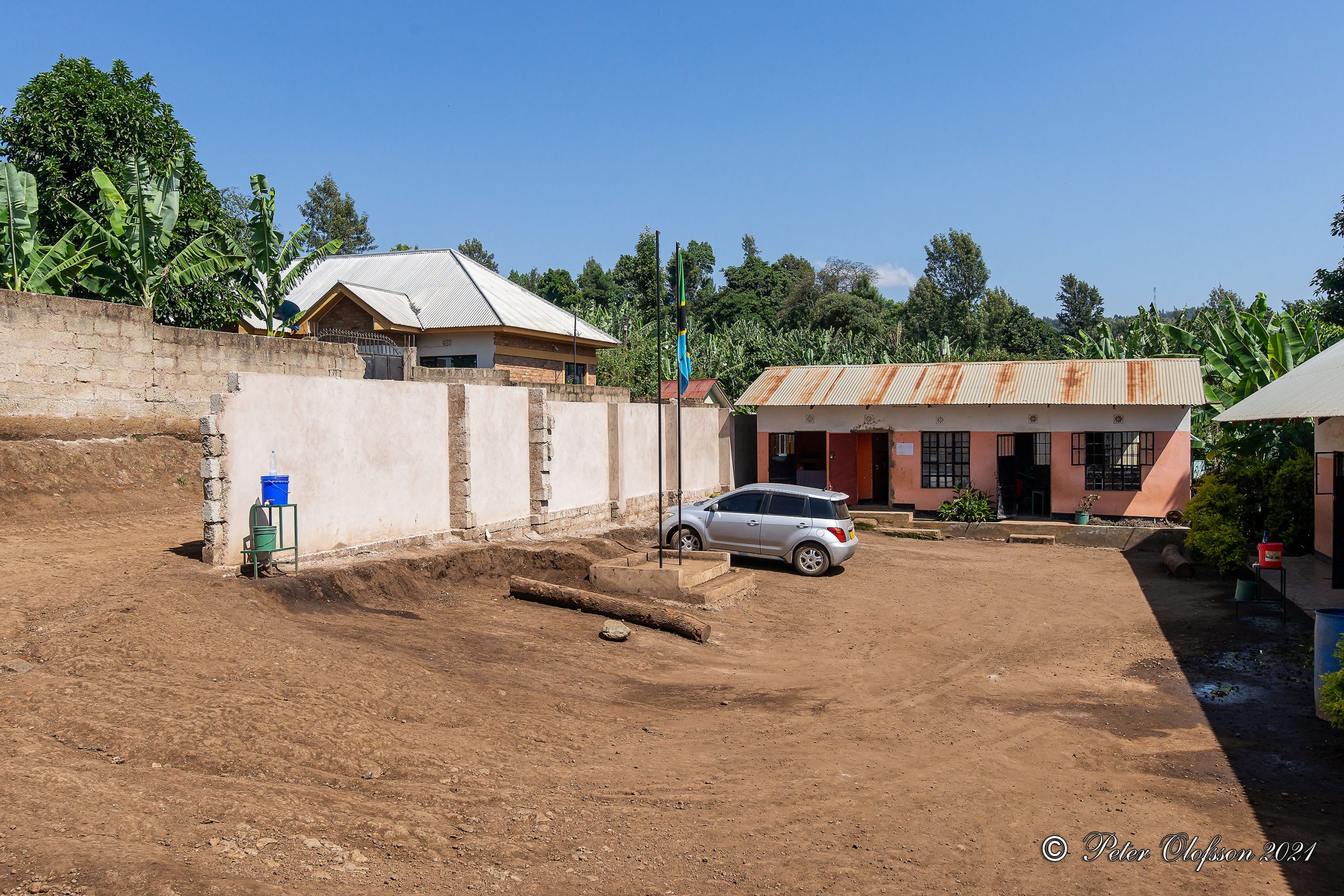 Ny mur sett från insidan. Nytt är även flaggstängerna. Alla skolor måste nu ha dessa. En med Tanzanias flagga och en med skolans. Skolans saknas och kommer finnas längre fram.